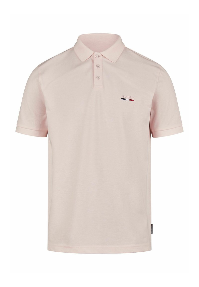 T-shirt en polo en tissu rose pâle, avec un col classique, une patte de boutonnage à deux boutons et un petit logo brodé en bleu, rouge et blanc.