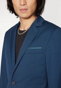 Pier One PERFORMANCE STRETCH SUIT - Odijelo - dark blue