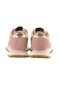 Ein Paar rosa Wildleder- und Stoff-Sneaker mit goldenen Fersenlaschen, die mit "SUN68" beschriftet sind, von hinten auf einem weißen Hintergrund betrachtet.