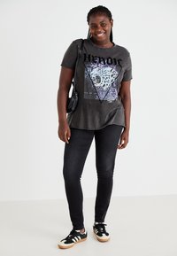 ONLY Carmakoma CARMIKO LIFE WASHED TEE - Marškinėliai su spaudiniu - black