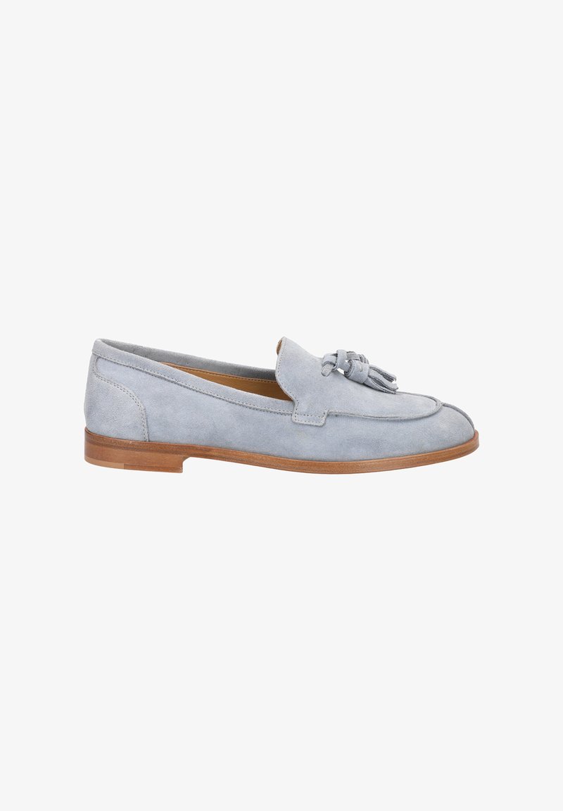 Hellblaue Wildleder-Loafer mit einer flachen, tanfarbenen Sohle, ausgestattet mit einem dekorativen Quasten auf der Zunge und einem eleganten, minimalistischen Design.