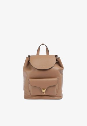 Zaino in pelle marrone con tasca frontale con pattina e chiusura a scatto color oro, manico superiore e chiusura con coulisse su sfondo bianco.