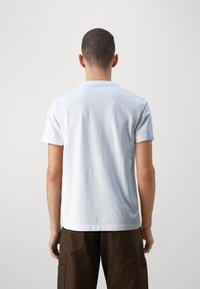 Abercrombie & Fitch LIFELIKE ICON CREW NEUTRALS - Βασικό μπλουζάκι - bright white