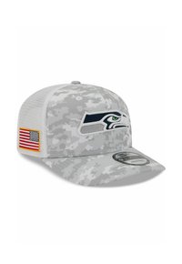 Graue Camouflage-Baseballmütze mit Mesh-Rückenteil. Mit gesticktem Seahawks-Logo und amerikanischem Flaggen-Patch an der Seite. Strukturierte Passform.