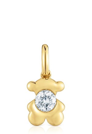 Pendente a forma di orso in oro con una grande gemma tonda e trasparente al centro. Superficie liscia con finitura lucida.