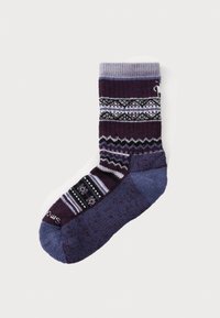 Calcetines de punto con un cuerpo de color púrpura oscuro, rayas a rayas en negro, blanco y púrpura claro, con la punta y el talón en un sólido color azul oscuro.