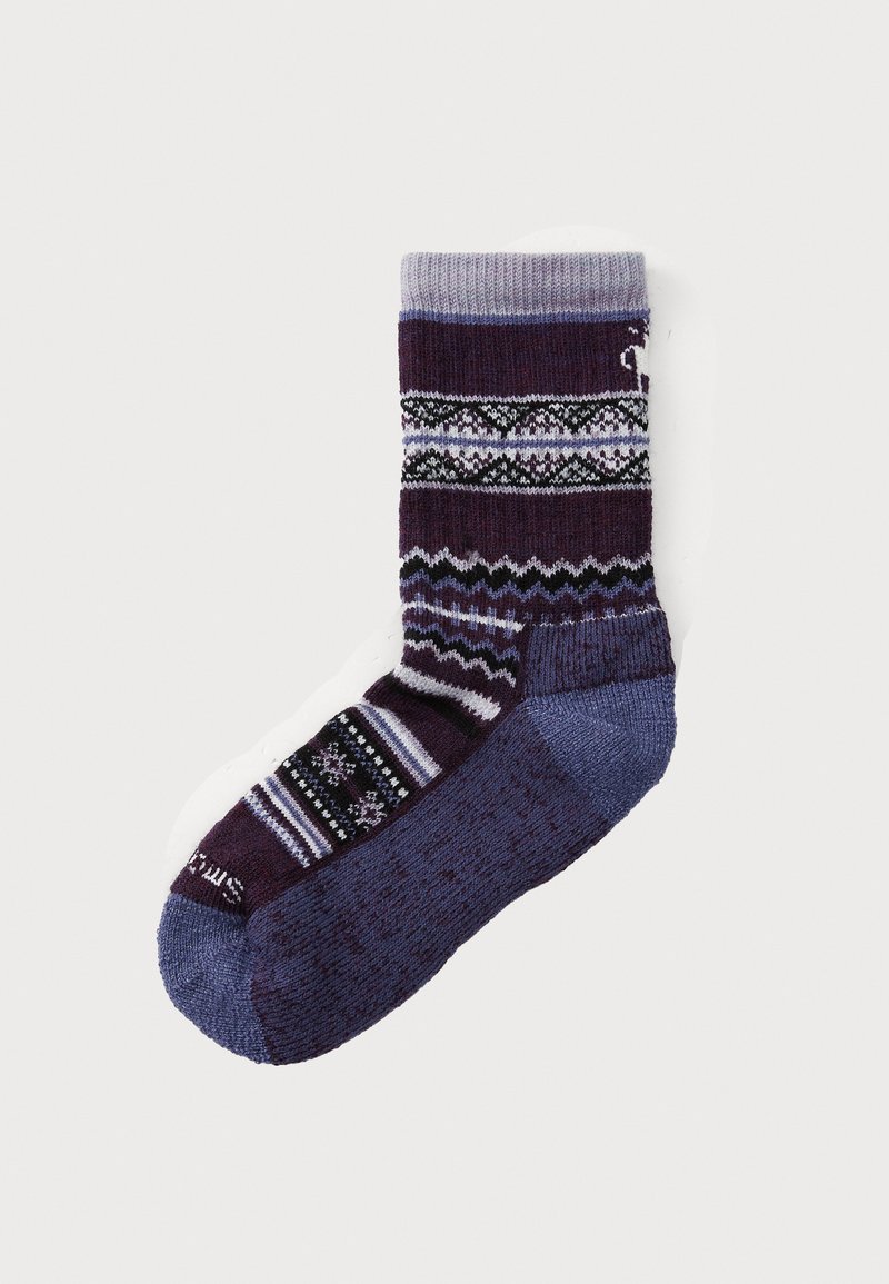Calcetines de punto con un cuerpo de color púrpura oscuro, rayas a rayas en negro, blanco y púrpura claro, con la punta y el talón en un sólido color azul oscuro.