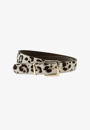 Cintura in pelle con stampa leopardata e fibbia rettangolare dorata, arrotolata e appoggiata piatta su sfondo bianco.