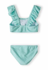 Costume da bagno a due pezzi di colore blu chiaro. Il top presenta spalline arricciate e motivi a foglia testurizzati; il fondo è in semplice stile bikini.