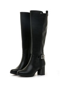 Botas altas de cuero negro hasta la rodilla con tacón cuadrado, cremallera lateral y detalle de hebilla en el tobillo. Textura suave y diseño elegante.