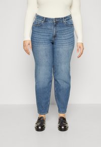 Vero Moda Curve - VMTESSA MOM - Jeans Tapered Fit - medium blue denim Miniatyrbilde 1