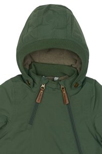 Chaqueta exterior verde con capucha con ribete acanalado, dos bolsillos frontales con cremallera y detalles en piel marrón. Forro interior suave.