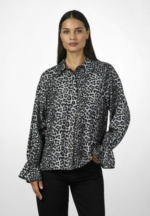Leopardprint skjorte i sort og grå med krave og bølgede ærmer. Stoffet har en glat tekstur og en afslappet pasform.