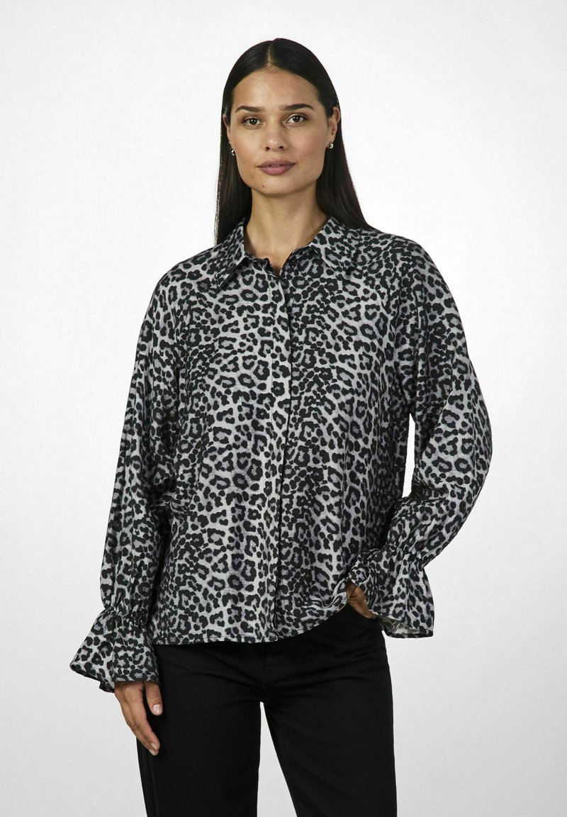 Leopardprint skjorte i sort og grå med krave og bølgede ærmer. Stoffet har en glat tekstur og en afslappet pasform.