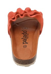 Sandale à glissière en suède corail avec un design de volants ondulés, semelle intérieure en cuir, semelle intermédiaire en liège et semelle extérieure en caoutchouc texturé. Marquée "palado."