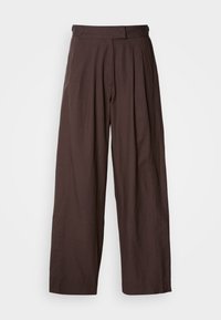 Καφέ παντελόνια με φαρδιά γραμμή, ψηλή μέση, πιέτες στο εμπρόσθιο μέρος και λεία υφή υφάσματος. Διαθέτουν δύο πλαϊνές τσέπες και καθαρό, σχεδιασμένο στυλ.