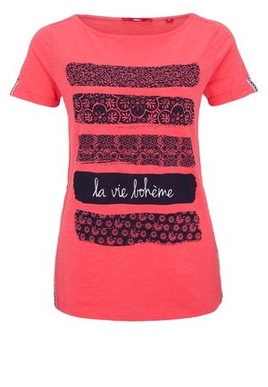 Chemise corail à manches courtes avec cinq bandes décoratives horizontales bleu marine, dont une avec des motifs floraux et une autre avec le texte « la vie bohème » en écriture blanche.