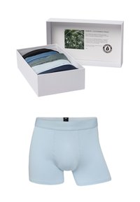Sada boxerek z bambusov�é tkaniny v bílé krabičce. Barvy zahrnují černou, modrou, zelenou a světle modrou. Krabička zobrazuje ekologické logo.