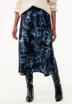 Middellange zwarte rok met een blauw en paars bloemenpatroon, gemaakt van lichte stof met een vloeiende textuur, gecombineerd met zwarte laarzen tot de knie.