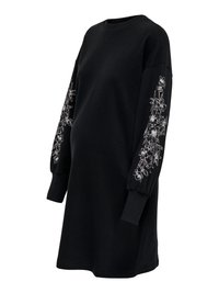 Zwarte sweatshirtjurk met lange mouwen, voorzien van witte bloemrijke borduursels langs beide mouwen en geribbelde manchetten.