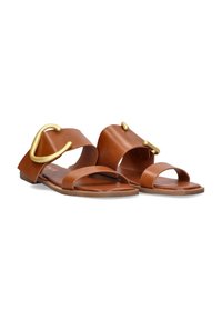 Sandalias de cuero marrón con dos correas anchas, una de ellas con una hebilla en tono dorado, diseño de punta abierta y suela plana.