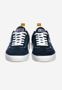 Sneakers blu navy realizzati in suede e pelle, con lacci bianchi, suola bianca, anello giallo sul tallone e dettagli con bandiera sulla linguetta.