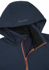 Marineblå jakke med hætte, der har en orange lynlås, fleece-foring og en tekstureret overflade. Brandlogo placeret på hætten.