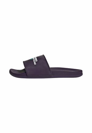 Mørklilla åben-toe slidesandal med bred rem over toppen og hvid tekstlogo på remmen.