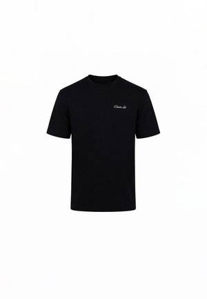 Czarny krótki rękaw, t-shirt z okrągłym dekoltem, z małym białym kursywowym napisem na lewej piersi: "Charine L."