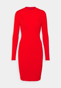 Robe rouge à manches longues côtelées, avec un col montant et une silhouette ajustée, présentant un détail de design en forme de V sur le buste.