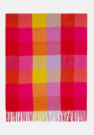 Écharpe à carreaux colorée avec des carrés roses, rouges, orange, jaunes et violets, bordée de franges, sur un fond blanc.