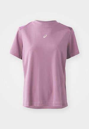 Camiseta de manga corta, con cuello redondo en púrpura claro, fabricada en tejido suave con una textura lisa, y con un pequeño logo en el pecho.