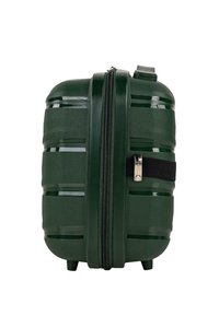 Maleta rígida verde con diseño acanalado, cremallera negra y pequeñas patas. Caracterizada por su tamaño compacto y textura suave.