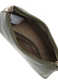 Pochette in pelle trapuntata verde oliva con zipper dorata e tasca interna. L'interno presenta un rivestimento liscio color sabbia.