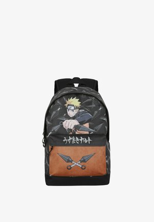 Mochila negra con diseño de Naruto, bolsillo frontal naranja, patrón de cuchillas impreso y correas ajustables.