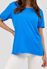Blue short-sleeve T-shirt with a round neckline and a relaxed fit. Made of lightweight fabric with smooth texture, slightly curved hem.