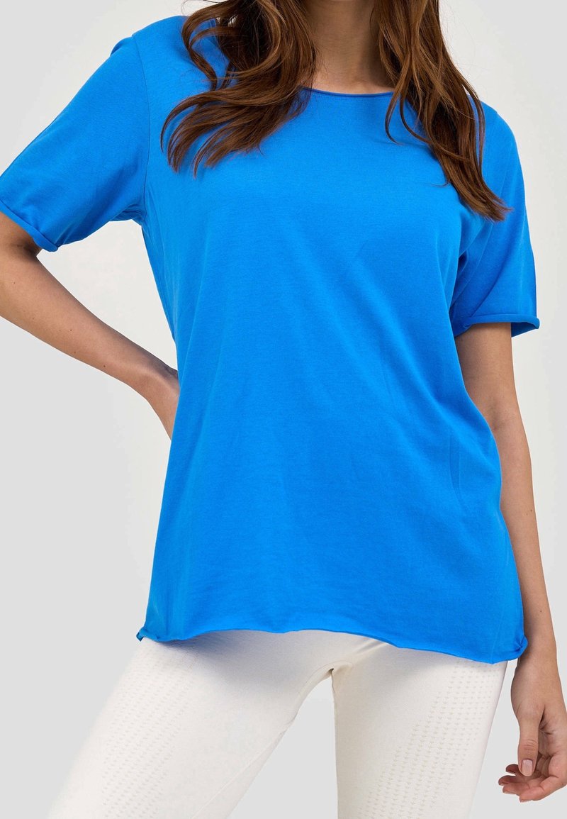 Blue short-sleeve T-shirt with a round neckline and a relaxed fit. Made of lightweight fabric with smooth texture, slightly curved hem.