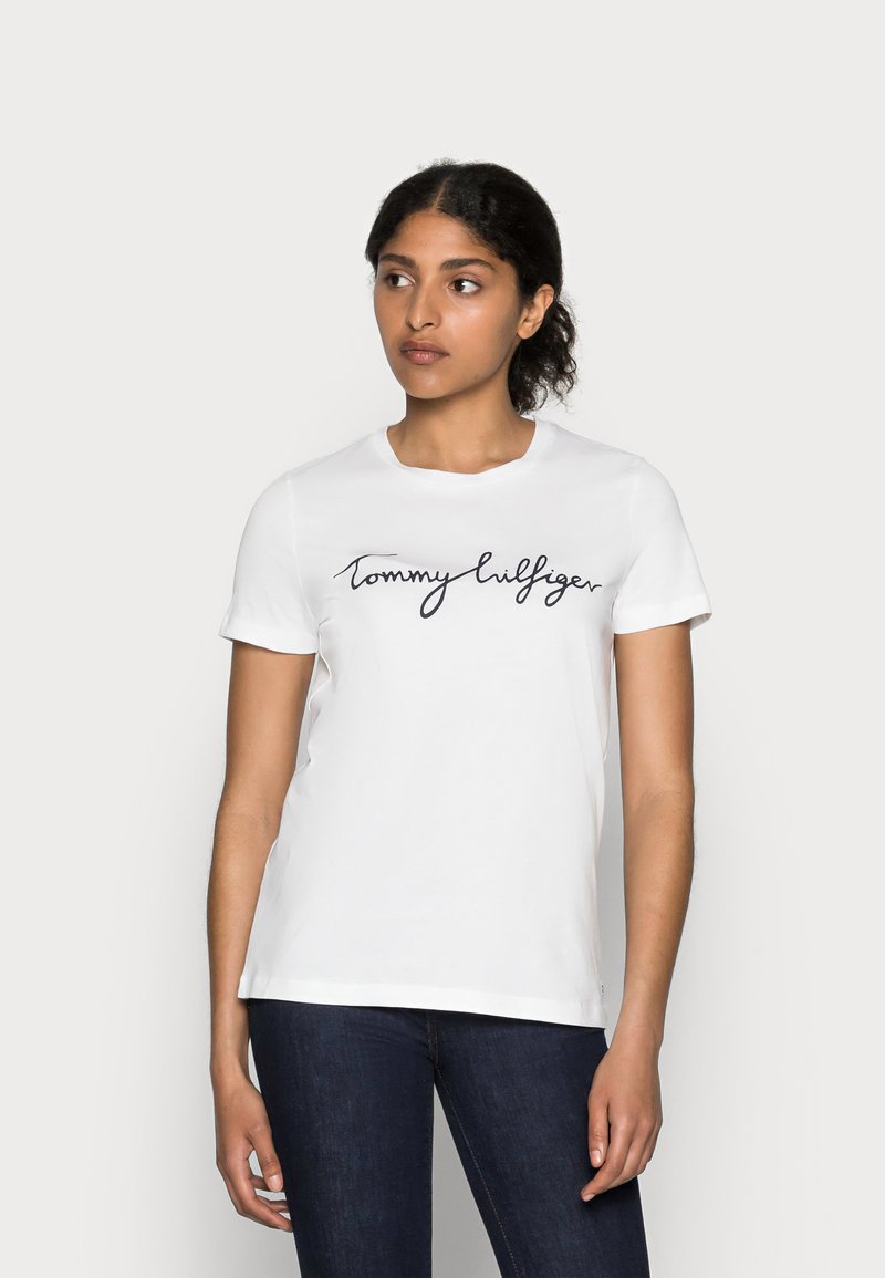 Tommy Hilfiger HERITAGE CREW NECK GRAPHIC TEE - Tričko s potlačou - classic white