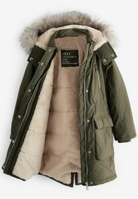 Parka d'hiver vert olive avec capuche bordée de fourrure, doublure en peluche beige, fermeture éclair à l'avant, boutons-pression, poche poitrine zippée et poches latérales à rabat.