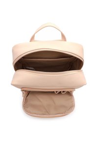 Beżowy plecak z gładkiego materiału syntetycznego, z dwoma zamykanymi na zamek kieszeniami, górnym uchwytem oraz wewnętrzną kieszenią. Minimalistyczny design bez wzorów.