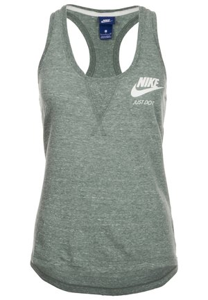 Zielony, bezrękawnik Nike z racerback, białym logo Swoosh i napisem „Just Do It” na piersi.