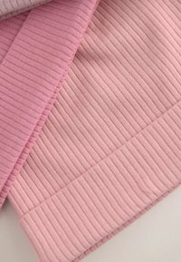 Rosa gerippte Stoffmuster, die unterschiedliche Farben und Texturen zeigen, mit sanften Linien und einer glatten Oberfläche.