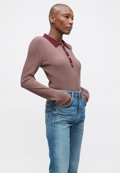 Mauve polo s dlhým rukávom a rebrovanou textúrou s bordovým golierom, vystužený gombíkovou légou s farebnými gombíkmi, spárovaný s svetlomodrými džínami s vysokým pásom.
