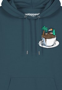 Sweat à capuche teal avec un graphique d'une tasse contenant un liquide marron, un palmier, une montagne, un soleil et une planche de surf. Comprend des accents métalliques sur les cordons.