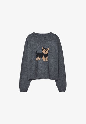 Maglione di maglia grigio scuro con una piccola grafica di cane nera e marrone al centro della parte anteriore, dotato di maniche lunghe e scollatura tonda.