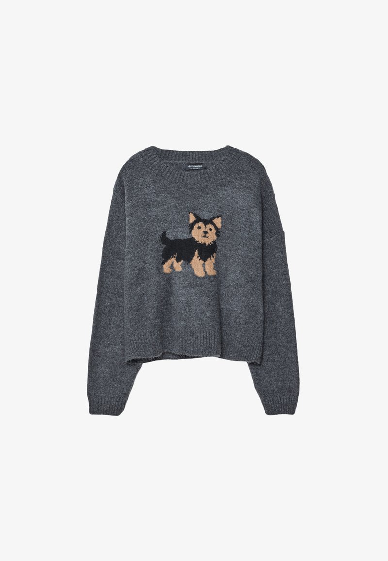 Ciemnoszara sweter dzianinowy z małą grafiką psa w czerni i brązie, umiejscowioną centralnie z przodu, z długimi rękawami i okrągłym dekoltem.