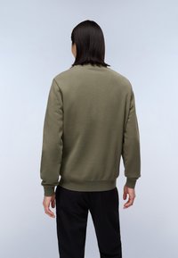 Olivenfarvet sweatshirt med en glat tekstur, rund halsudskæring og ribbede manchetter. Har et enkelt design uden synlige mønstre eller udsmykninger.