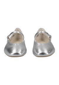 Ballerine metallizzate argento con punta arrotondata, cinturino regolabile e texture liscia. Suola piatta e design minimalista senza decorazioni.
