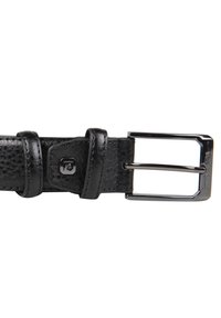 Cintura in pelle nera con finitura testurizzata, dotata di una fibbia rettangolare lucida in argento e due anelli in pelle regolabili.