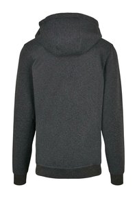 Tmavě šedá mikina s kapucí, s texturovaným povrchem, velkou kapucí, žebrovanými manžetami a pasem. Žádný přední design nebo viditelné kapsy.